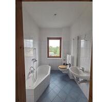 Großzügige 3-Zimmer mit Laminat, Küchenofen, Kachelofen und offener Küche in zentraler Lage! - Meerane