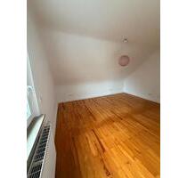 Helle, frisch renovierte 2ZKB Dachgeschosswohnung in ruhiger Lage - Homburg