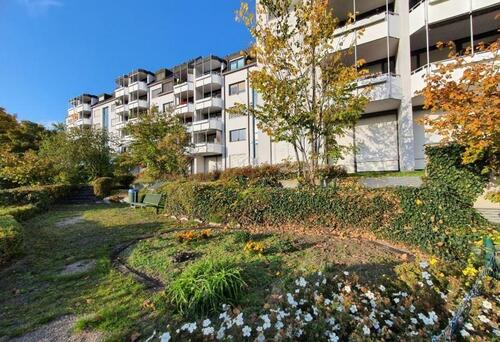 Foto - Großzügige 2-Zimmer mit Wannenbad, Balkon, Aufzug, Tiefgarage und EBK