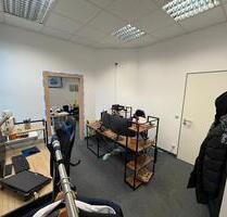 Frankfurt: möbliertes Top-Büro (insg. 4 verfügbar) in Nieder-Eschbach – Küche, 2 WCs, Stellplätze - Frankfurt am Main Bonames