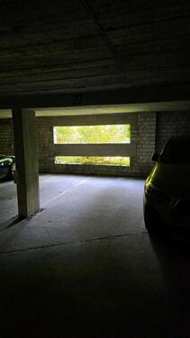 Foto - Closed garage parking space (Parkplatz)