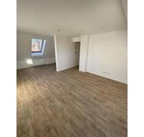 Moderne 2 Zimmer DG Wohnung frisch saniert an bester Lage - Sulzbach-Rosenberg