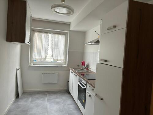 Foto - Schöne 2-Zi.-Wohnung mit Küche, Diele, Wannenbad mit Fenster, sep. WC, Balkon.