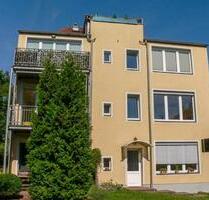Charmante Dachgeschosswohnung mit Dachterrasse in Dresden-Striesen