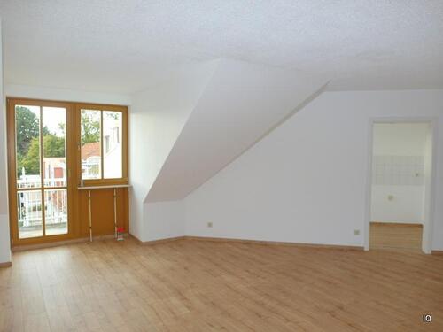 Foto - Ab Mitte Nov. 2025: Hübsche und ruhige 3-Zimmer-Dachwohnung mit Balkon, Laminatboden und Badewanne