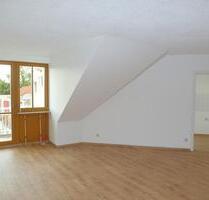 Ab Mitte Nov. 2025: Hübsche und ruhige 3-Zimmer-Dachwohnung mit Balkon, Laminatboden und Badewanne - Dresden Cotta