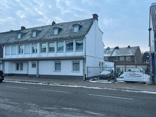 Foto - Mehrfamilienhaus - 6 Wohneinheiten - 6 Garagen - Parkplatz