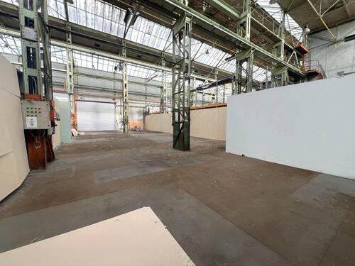 Foto - Lagerhalle in Leverkusen mit eigenem Büro und großem Tor