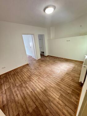 Foto - 2 Zimmer Apartment in zentraler Lage -- mit EBK und Duschbadezimmer -- Terrasse