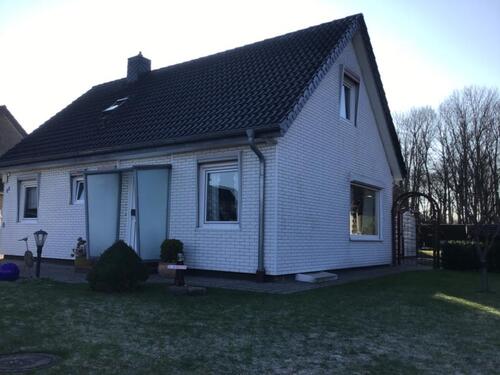 Foto - Ein freistehendes Einfamilienhaus