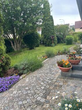 Foto - Haus mit Nebengebäude, Garage und Garten