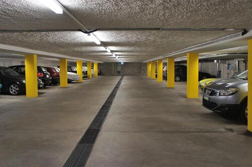 Foto - Tiefgaragenstellplatz mit Eingangstor