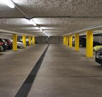 Tiefgaragenstellplatz mit Eingangstor - Köln Heimersdorf
