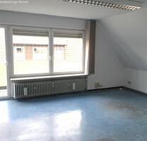 2ZKB-Mansardenwohnung mit Balkon ** Nähe des Zentrums und Einkaufsmöglichkeiten**mit Balkon - Neustadt an der Waldnaab