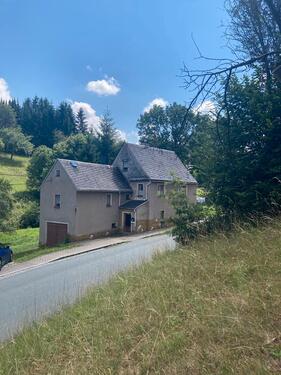 Foto - Einfamilienhaus mit großem Grundstück und Bachlauf