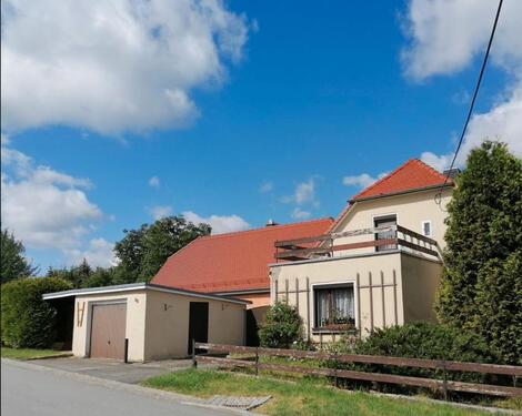 Foto - Haus mit Nebengebäude und großem Garten