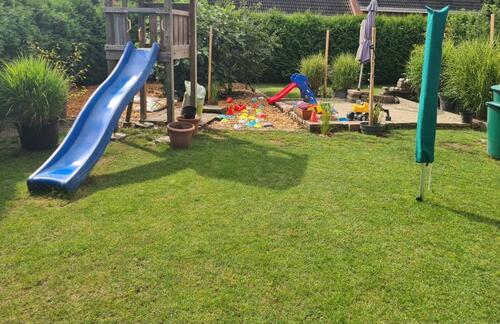 Foto - Massives Einfamilienhaus mit Garten, Garage und Carport