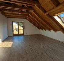 Gemütlichehelle 2-Zimmer DG-Wohnung mit Stellplatz zu vermieten - Geisenfeld