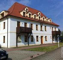 EINZIEHEN & WOHLFÜHLEN - Attraktive 3-R-WE im 1.OG im ehem.sanierten Herrenhaus mit Carportstellpl.Aussenstellpl, Balkon - Großenhain