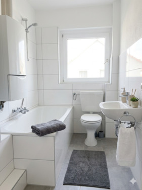 Foto - Modernisierte Wohnung mit 2,5 Zimmern und Balkon (Weserstraße 68)