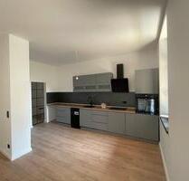 Sonnige, kernsanierte 3,5 Zimmer Wohnung mit EBK und Balkon - Hof Altstadt