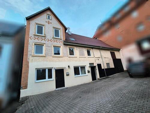 Foto - Haus mit Zwei Wohnungen, Garage und Hof