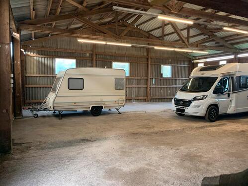 Foto - Einstellplatz für Wohnmobil Wohnwagen Pkw etc.