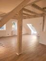 Foto - Offene & helle Dachge Wohnung mit moderner Küche
