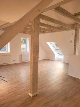 Foto - Offene & helle Dachge Wohnung mit moderner Küche
