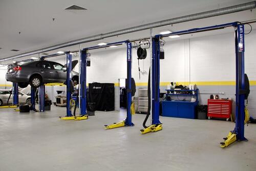 Foto - Autowerckstadt mit NEU 4 Bühnen NEU Einrichtung zu Vermieten