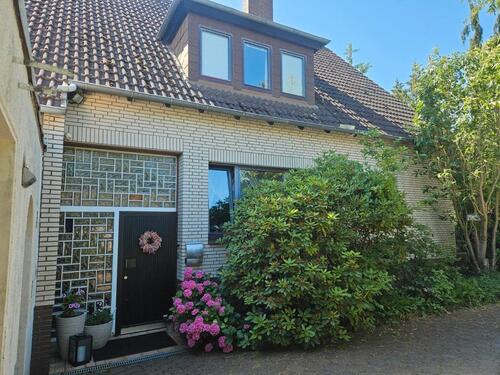 Foto - Zweifamilienhaus mit großem Garten und vielseitiger Nutzung