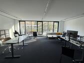 Foto - Moderner Büroraum im Lokschuppen