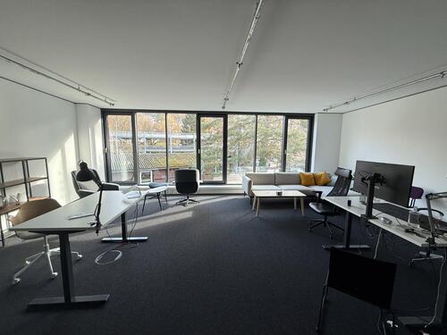Foto - Moderner Büroraum im Lokschuppen