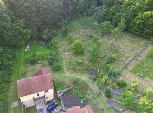 Foto - Freistehendes Einfamilienhaus mit großem Grundstück