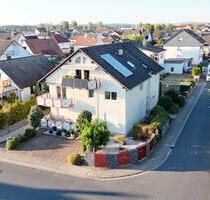 Helle Dachgeschosswohnung mit Balkon, Tiefgarage & Klimaanlage - Rodenbach