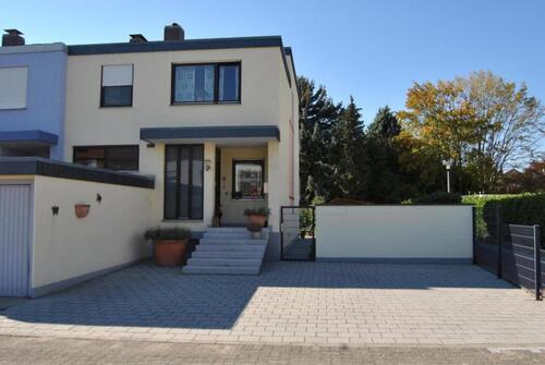 Foto - Mediterranes Wohnerlebnis: Modernes Split-Level-Endhaus mit Smart