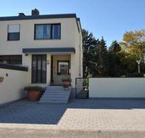 Mediterranes Wohnerlebnis: Modernes Split-Level-Endhaus mit Smart - Schifferstadt