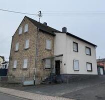 Großzügiges (Zwei-)Familienhaus mit 2 Garagen, Carport & Garten - Ettringen