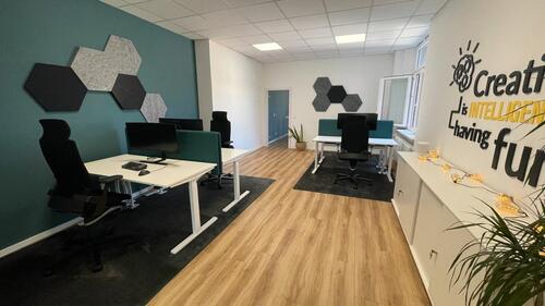 Foto - Arbeitsplätze in modernem Büro mitten in der Bonner Innenstadt