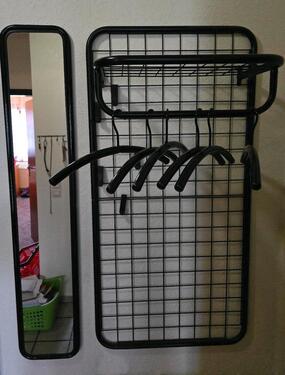 Foto - schwarze Garderobe Kleiderstange mit Spiegel&Kleiderbügel