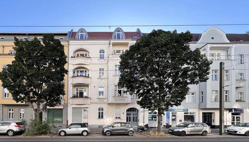 Foto - Großzügige Altbauwohnung mit 6 Zimmern, zwei Balkonen und Garten