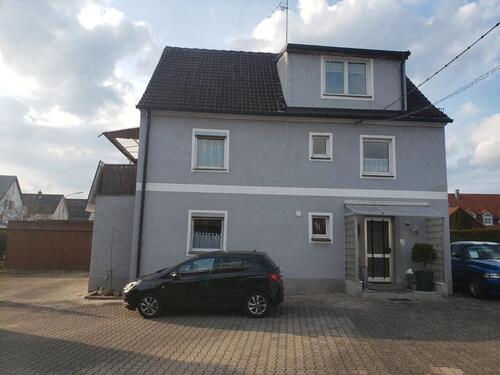 Foto - Älteres Zweifamilienhaus mit Garagen und Nebengebäuden