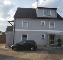 Älteres Zweifamilienhaus mit Garagen und Nebengebäuden - Regenstauf