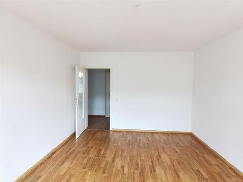Foto - Großzügige 3-Zimmer mit Laminat, Wannenbad und Balkon, EBK in ruhiger Lage!