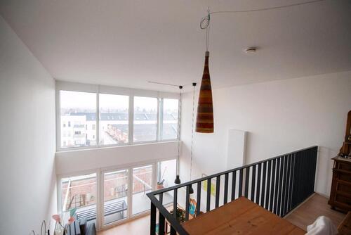 Foto - helle, moderne Loftwohnung mit Balkon