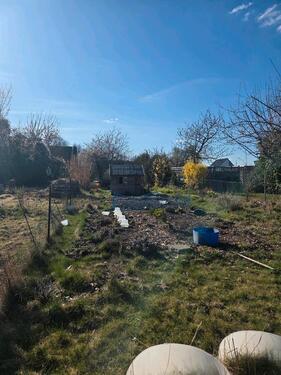 Foto - Kleingarten mit Häuschen, Obstbäumen & Gartenausstattung