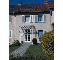 Gepflegtes Reihenhaus mit schönem Garten und separater Garage - Helmstedt