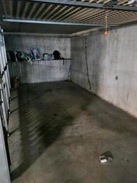 Foto - Geschlossene Garage mit Wandregal in Tiefgarage Singen