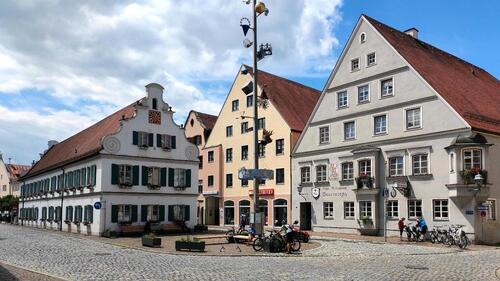 Foto - 3- Zimmer-Hochpaterre- Wohnung mit Gemeinschaftsgarten und PKW St