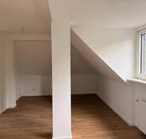 Modernisierte 2-Zimmer-Wohnung im Dachgeschoss mit Badewanne - Düsseldorf Stadtbezirk 9